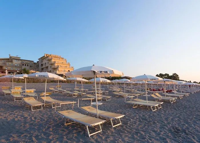 Hellenia Yachting & גיארדיני נאקסוס