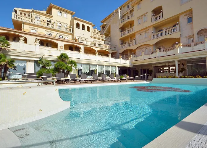 Hellenia Yachting & גיארדיני נאקסוס