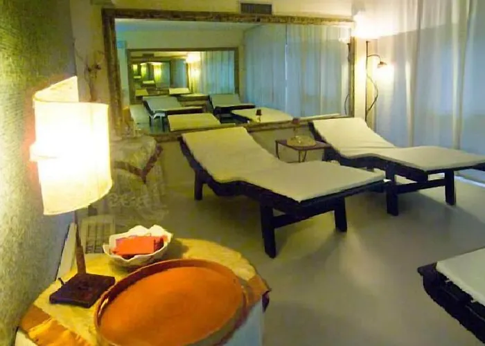 Hellenia Yachting & מלון