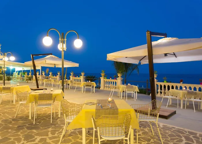 Hellenia Yachting & 지아르디니낙소스