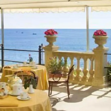 Hellenia Yachting & 4* Джардіні-Наксос